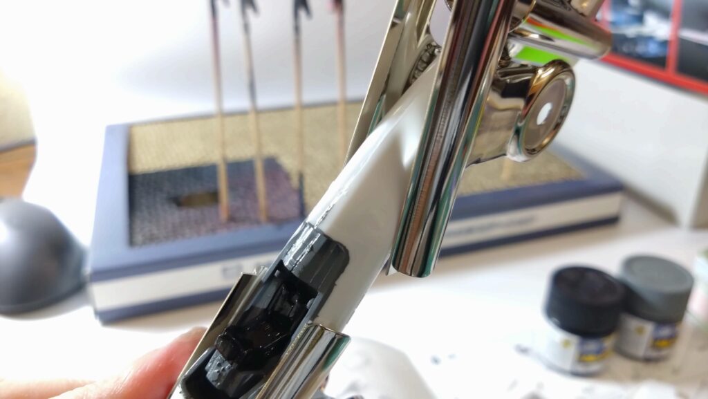 【キャラクターモデル作成】ハセガワ（Hasegawa）の1/72 VF-1 スーパー/ストライク バルキリー（ファイター形態）を作成します。②スケールモデル初心者が挑戦、まずは、合わせ目消しするために接着していきます。（劇場版 超時空要塞マクロス