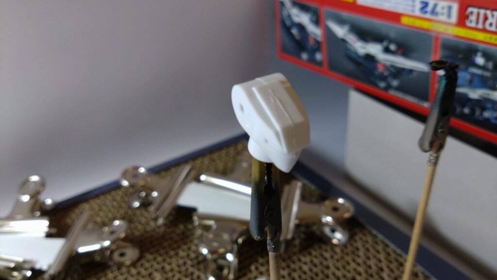 【キャラクターモデル作成】ハセガワ（Hasegawa）の1/72 VF-1 スーパー/ストライク バルキリー（ファイター形態）を作成します。②スケールモデル初心者が挑戦、まずは、合わせ目消しするために接着していきます。（劇場版 超時空要塞マクロス