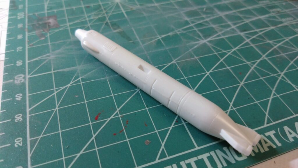 【キャラクターモデル作成】ハセガワ（Hasegawa）の1/72 VF-1 スーパー/ストライク バルキリー（ファイター形態）を作成します。②スケールモデル初心者が挑戦、まずは、合わせ目消しするために接着していきます。（劇場版 超時空要塞マクロス