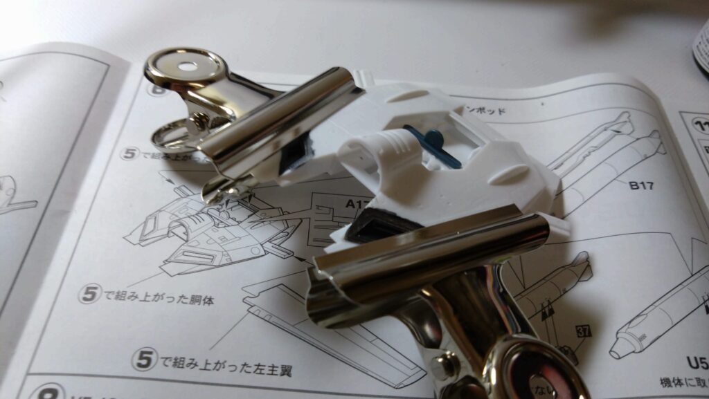 【キャラクターモデル作成】ハセガワ（Hasegawa）の1/72 VF-1 スーパー/ストライク バルキリー（ファイター形態）を作成します。②スケールモデル初心者が挑戦、まずは、合わせ目消しするために接着していきます。（劇場版 超時空要塞マクロス