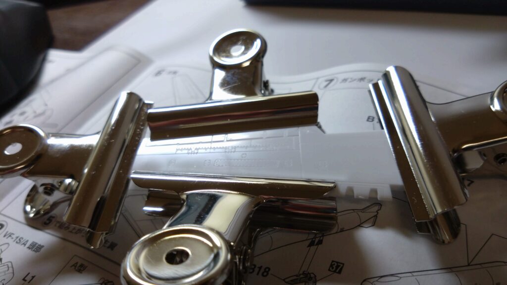 【キャラクターモデル作成】ハセガワ（Hasegawa）の1/72 VF-1 スーパー/ストライク バルキリー（ファイター形態）を作成します。②スケールモデル初心者が挑戦、まずは、合わせ目消しするために接着していきます。（劇場版 超時空要塞マクロス