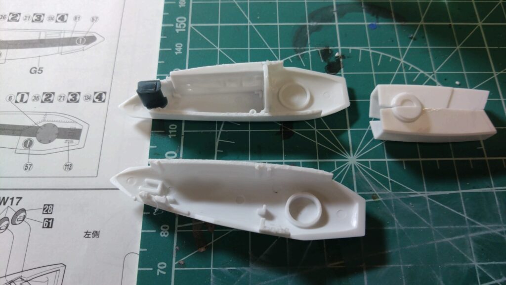 【キャラクターモデル作成】スケールモデル初心者が、ハセガワ（Hasegawa）の1/72 VF-1 スーパー/ストライク バルキリー（ファイター形態）を作成します。③まだ合わせ目消し作業は終わっていませんが、続いて後ハメ加工を試します。（劇場版 超時空要塞マクロス 愛・おぼえていますか）の画像
