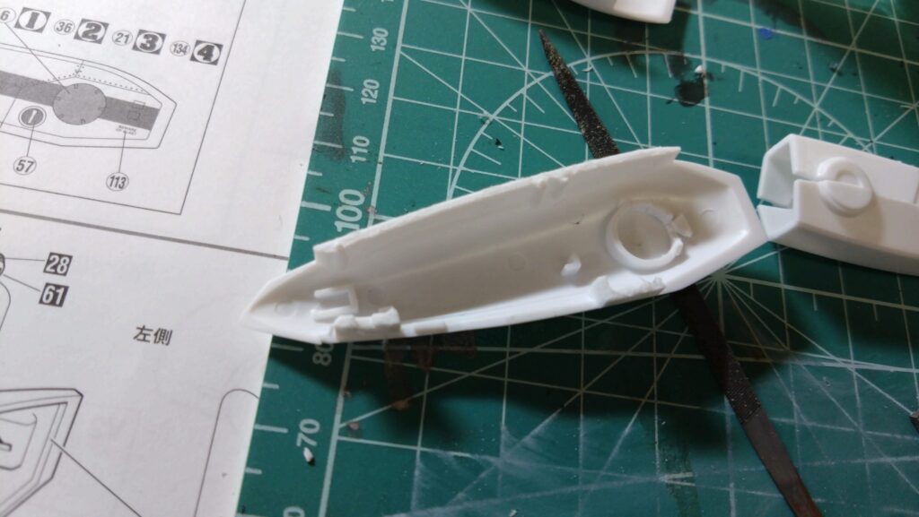 【キャラクターモデル作成】スケールモデル初心者が、ハセガワ（Hasegawa）の1/72 VF-1 スーパー/ストライク バルキリー（ファイター形態）を作成します。③まだ合わせ目消し作業は終わっていませんが、続いて後ハメ加工を試します。（劇場版 超時空要塞マクロス 愛・おぼえていますか）の画像