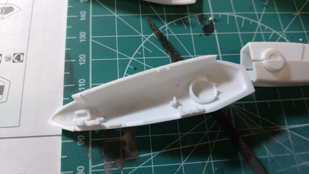 【キャラクターモデル作成】スケールモデル初心者が、ハセガワ（Hasegawa）の1/72 VF-1 スーパー/ストライク バルキリー（ファイター形態）を作成します。③まだ合わせ目消し作業は終わっていませんが、続いて後ハメ加工を試します。（劇場版 超時空要塞マクロス 愛・おぼえていますか）の画像