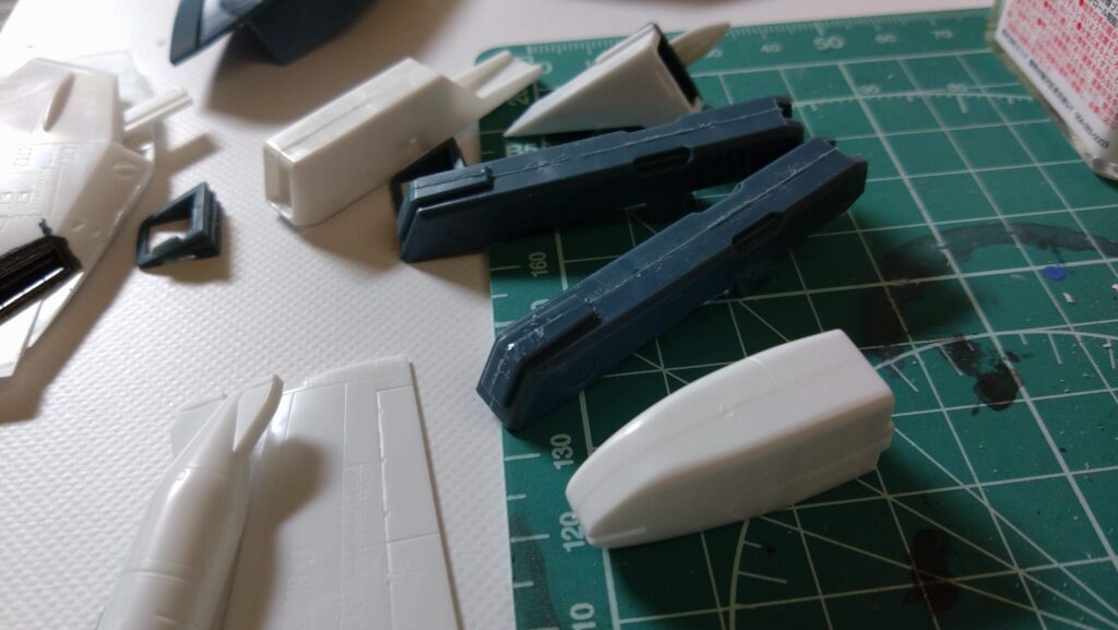 【キャラクターモデル作成】スケールモデル初心者が、ハセガワ（Hasegawa）の1/72 VF-1 スーパー/ストライク バルキリー（ファイター形態）を作成します。③まだ合わせ目消し作業は終わっていませんが、続いて後ハメ加工を試します。（劇場版 超時空要塞マクロス 愛・おぼえていますか）の画像