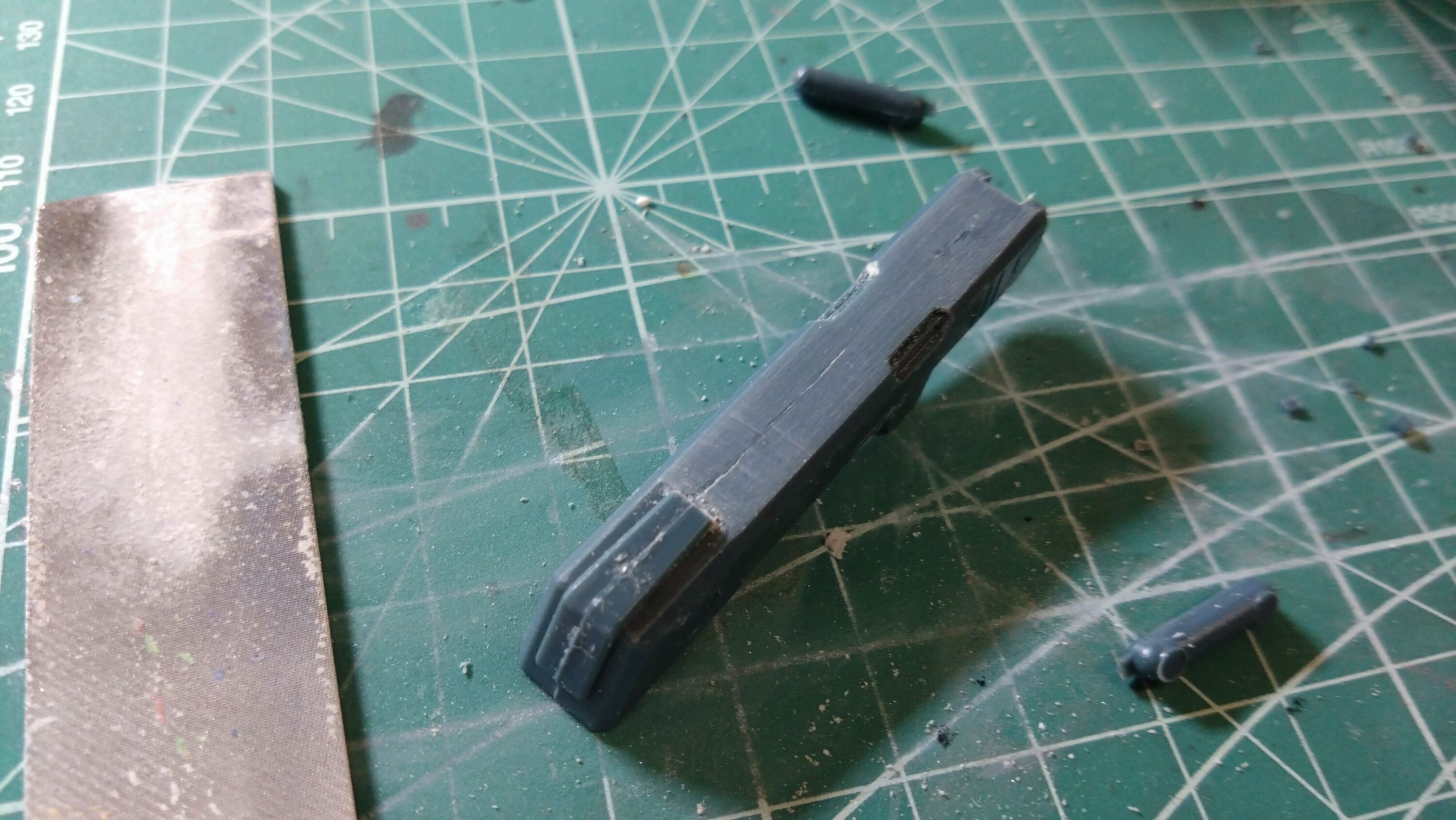 【キャラクターモデル作成】スケールモデル初心者が、ハセガワ（Hasegawa）の1/72 VF-1 スーパー/ストライク バルキリー（ファイター形態）を作成します。③まだ合わせ目消し作業は終わっていませんが、続いて後ハメ加工を試します。（劇場版 超時空要塞マクロス 愛・おぼえていますか）の画像