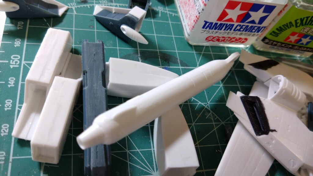 【キャラクターモデル作成】スケールモデル初心者が、ハセガワ（Hasegawa）の1/72 VF-1 スーパー/ストライク バルキリー（ファイター形態）を作成します。③まだ合わせ目消し作業は終わっていませんが、続いて後ハメ加工を試します。（劇場版 超時空要塞マクロス 愛・おぼえていますか）の画像