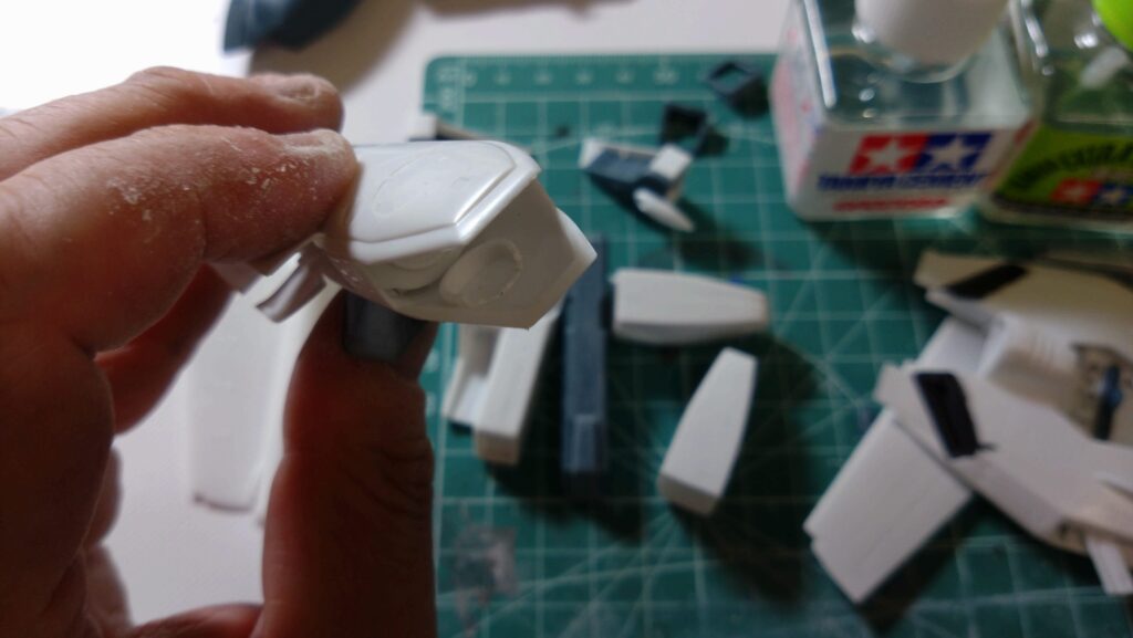 【キャラクターモデル作成】スケールモデル初心者が、ハセガワ（Hasegawa）の1/72 VF-1 スーパー/ストライク バルキリー（ファイター形態）を作成します。③まだ合わせ目消し作業は終わっていませんが、続いて後ハメ加工を試します。（劇場版 超時空要塞マクロス 愛・おぼえていますか）の画像