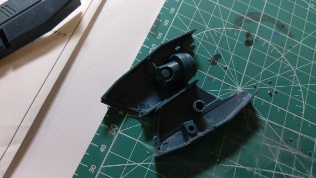 【キャラクターモデル作成】スケールモデル初心者が、ハセガワ（Hasegawa）の1/72 VF-1 スーパー/ストライク バルキリー（ファイター形態）を作成します。④引き続きのやすり掛け、後ハメ加工を続けながら、塗装準備のためにマスキングゾルを試してみました。（劇場版 超時空要塞マクロス 愛・おぼえていますか）の画像