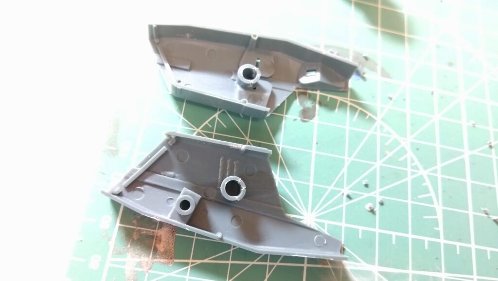 【キャラクターモデル作成】スケールモデル初心者が、ハセガワ（Hasegawa）の1/72 VF-1 スーパー/ストライク バルキリー（ファイター形態）を作成します。④引き続きのやすり掛け、後ハメ加工を続けながら、塗装準備のためにマスキングゾルを試してみました。（劇場版 超時空要塞マクロス 愛・おぼえていますか）の画像