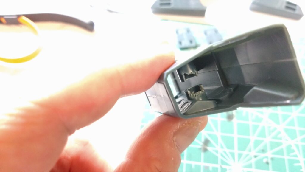 【キャラクターモデル作成】スケールモデル初心者が、ハセガワ（Hasegawa）の1/72 VF-1 スーパー/ストライク バルキリー（ファイター形態）を作成します。④引き続きのやすり掛け、後ハメ加工を続けながら、塗装準備のためにマスキングゾルを試してみました。（劇場版 超時空要塞マクロス 愛・おぼえていますか）の画像