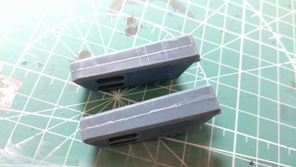 【キャラクターモデル作成】スケールモデル初心者が、ハセガワ（Hasegawa）の1/72 VF-1 スーパー/ストライク バルキリー（ファイター形態）を作成します。④引き続きのやすり掛け、後ハメ加工を続けながら、塗装準備のためにマスキングゾルを試してみました。（劇場版 超時空要塞マクロス 愛・おぼえていますか）の画像