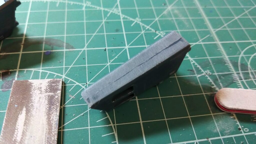 【キャラクターモデル作成】スケールモデル初心者が、ハセガワ（Hasegawa）の1/72 VF-1 スーパー/ストライク バルキリー（ファイター形態）を作成します。④引き続きのやすり掛け、後ハメ加工を続けながら、塗装準備のためにマスキングゾルを試してみました。（劇場版 超時空要塞マクロス 愛・おぼえていますか）の画像