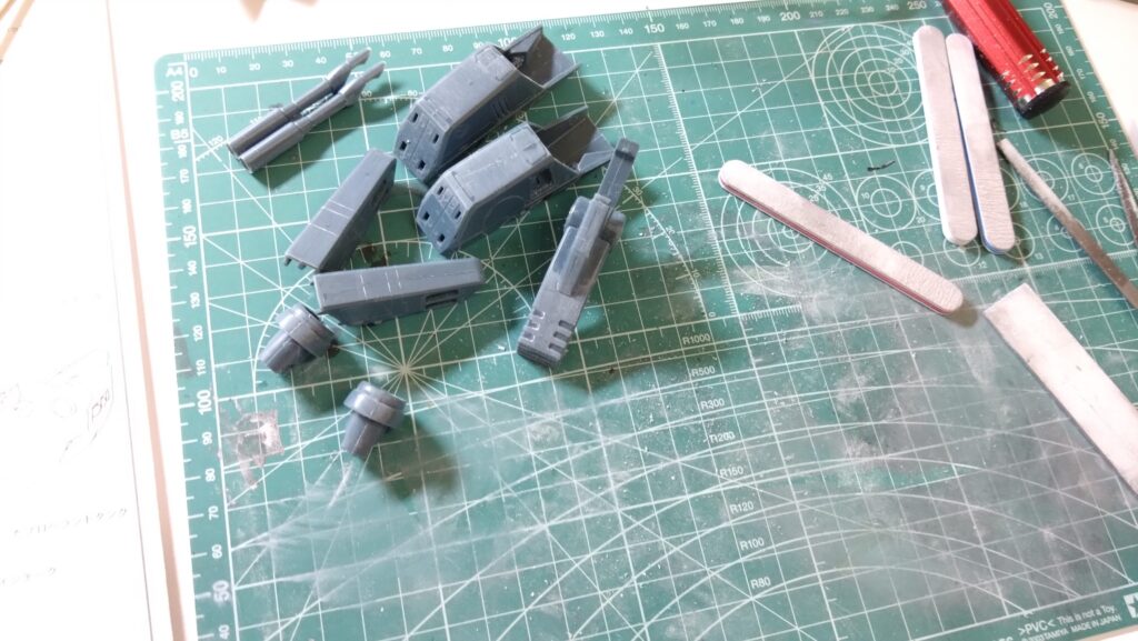 【キャラクターモデル作成】スケールモデル初心者が、ハセガワ（Hasegawa）の1/72 VF-1 スーパー/ストライク バルキリー（ファイター形態）を作成します。④引き続きのやすり掛け、後ハメ加工を続けながら、塗装準備のためにマスキングゾルを試してみました。（劇場版 超時空要塞マクロス 愛・おぼえていますか）の画像