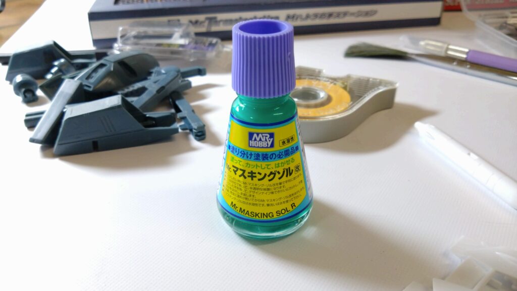 【キャラクターモデル作成】スケールモデル初心者が、ハセガワ（Hasegawa）の1/72 VF-1 スーパー/ストライク バルキリー（ファイター形態）を作成します。④引き続きのやすり掛け、後ハメ加工を続けながら、塗装準備のためにマスキングゾルを試してみました。（劇場版 超時空要塞マクロス 愛・おぼえていますか）の画像