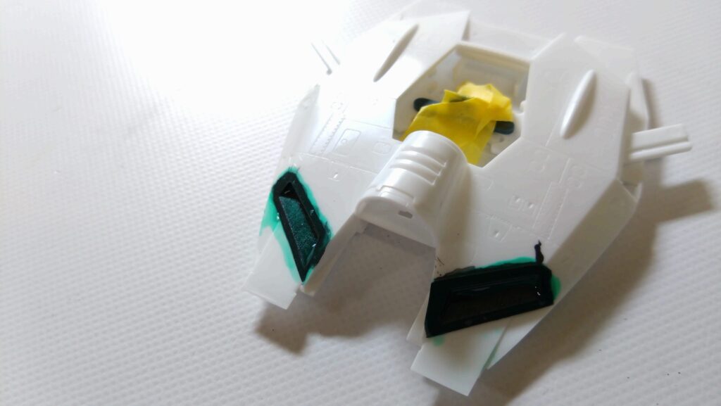 【キャラクターモデル作成】スケールモデル初心者が、ハセガワ（Hasegawa）の1/72 VF-1 スーパー/ストライク バルキリー（ファイター形態）を作成します。④引き続きのやすり掛け、後ハメ加工を続けながら、塗装準備のためにマスキングゾルを試してみました。（劇場版 超時空要塞マクロス 愛・おぼえていますか）の画像