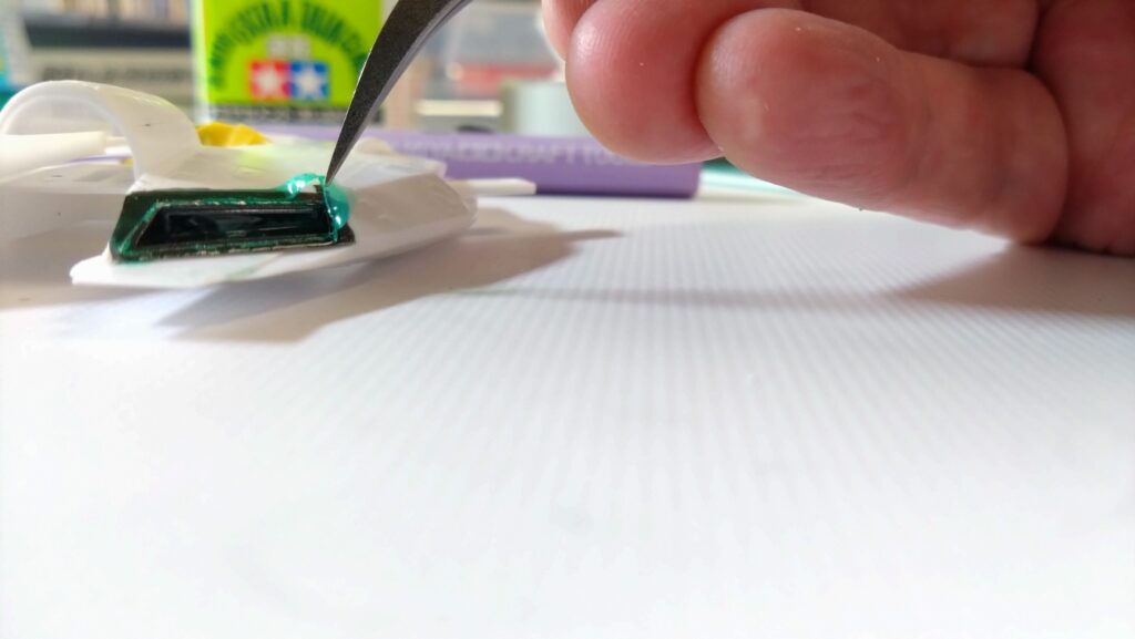 【キャラクターモデル作成】スケールモデル初心者が、ハセガワ（Hasegawa）の1/72 VF-1 スーパー/ストライク バルキリー（ファイター形態）を作成します。④引き続きのやすり掛け、後ハメ加工を続けながら、塗装準備のためにマスキングゾルを試してみました。（劇場版 超時空要塞マクロス 愛・おぼえていますか）の画像