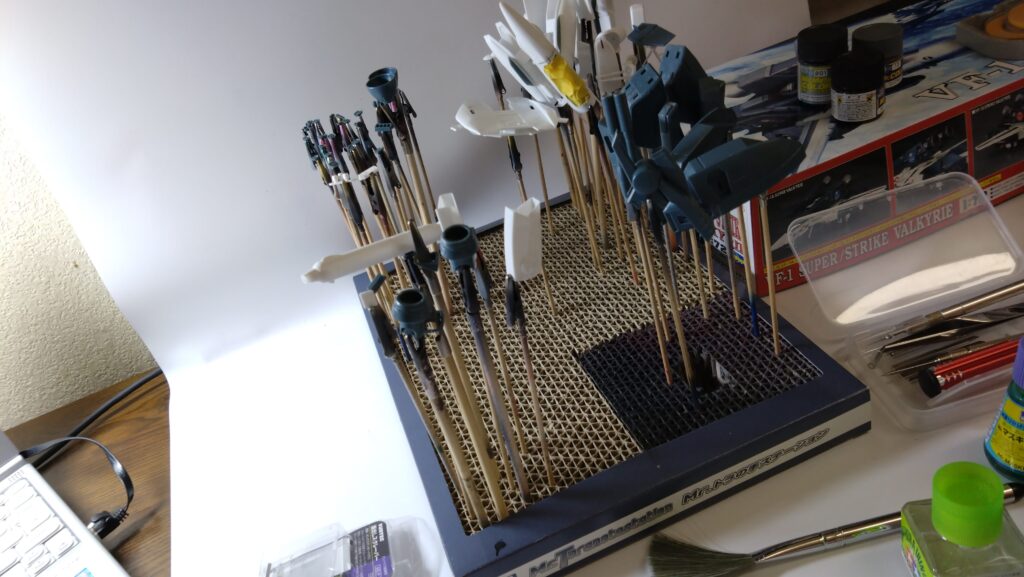 【キャラクターモデル作成】スケールモデル初心者が、ハセガワ（Hasegawa）の1/72 VF-1 スーパー/ストライク バルキリー（ファイター形態）を作成します。④引き続きのやすり掛け、後ハメ加工を続けながら、塗装準備のためにマスキングゾルを試してみました。（劇場版 超時空要塞マクロス 愛・おぼえていますか）の画像