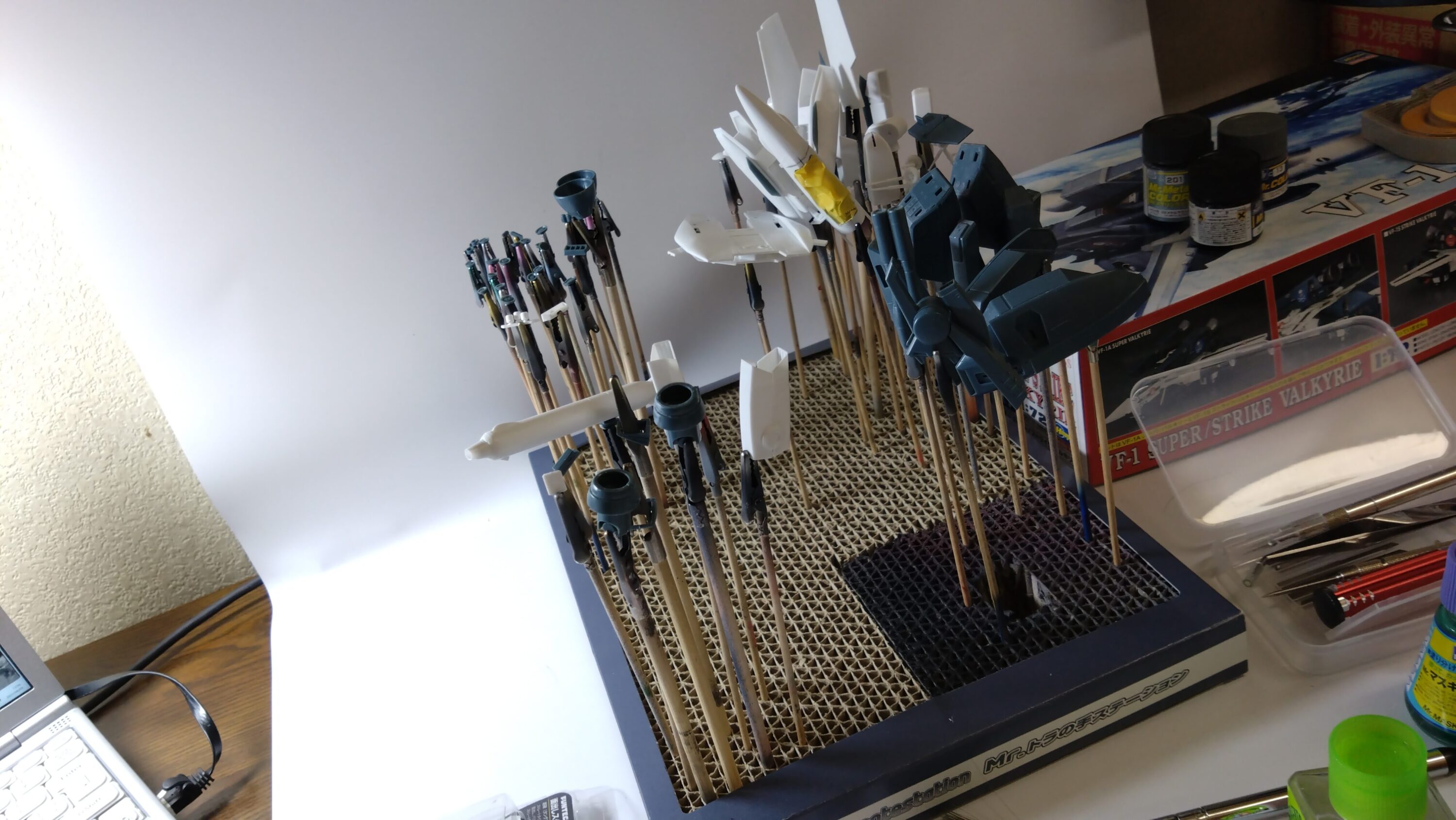 【キャラクターモデル作成】スケールモデル初心者が、ハセガワ（Hasegawa）の1/72 VF-1 スーパー/ストライク バルキリー（ファイター形態）を作成します。④引き続きのやすり掛け、後ハメ加工を続けながら、塗装準備のためにマスキングゾルを試してみました。（劇場版 超時空要塞マクロス 愛・おぼえていますか）の画像