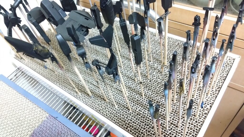 【キャラクターモデル作成】エアブラシと筆塗で、塗装します。スケールモデル初心者が、ハセガワ（Hasegawa）の1/72 VF-1 スーパー/ストライク バルキリー（ファイター形態）を作成します。⑤（劇場版 超時空要塞マクロス 愛・おぼえていますか）の画像