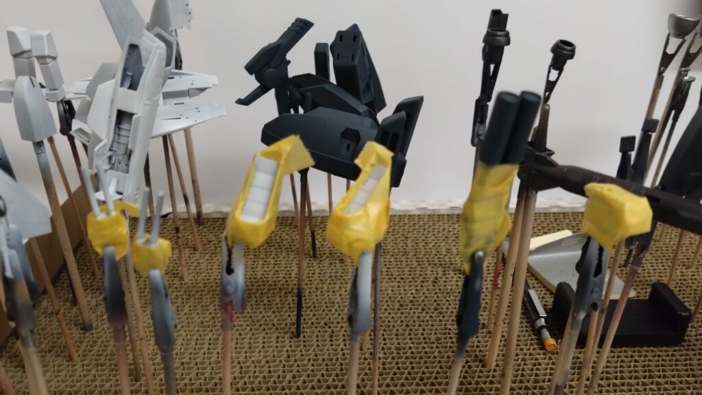 【キャラクターモデル作成】エアブラシと筆塗で、塗装します。スケールモデル初心者が、ハセガワ（Hasegawa）の1/72 VF-1 スーパー/ストライク バルキリー（ファイター形態）を作成します。⑤（劇場版 超時空要塞マクロス 愛・おぼえていますか）の画像