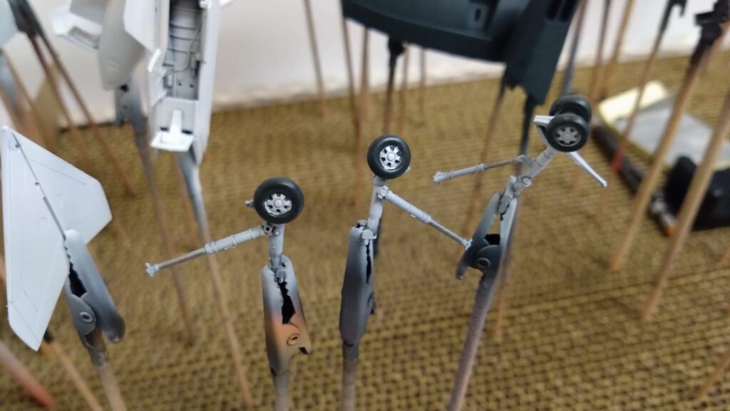 【キャラクターモデル作成】エアブラシと筆塗で、塗装します。スケールモデル初心者が、ハセガワ（Hasegawa）の1/72 VF-1 スーパー/ストライク バルキリー（ファイター形態）を作成します。⑤（劇場版 超時空要塞マクロス 愛・おぼえていますか）の画像