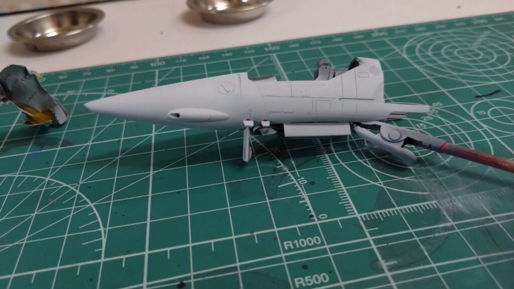 【キャラクターモデル作成】エアブラシと筆塗で、塗装します。スケールモデル初心者が、ハセガワ（Hasegawa）の1/72 VF-1 スーパー/ストライク バルキリー（ファイター形態）を作成します。⑤（劇場版 超時空要塞マクロス 愛・おぼえていますか）の画像