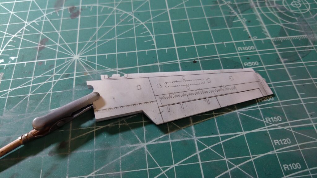 塗装面がザラザラになってしまいましたが、細いスジボリにスミ入れします。【キャラクターモデル作成】スケールモデル初心者が、ハセガワ（Hasegawa）の1/72 VF-1 スーパー/ストライク バルキリー（ファイター形態）を作成します。⑥（劇場版 超時空要塞マクロス 愛・おぼえていますか）の画像