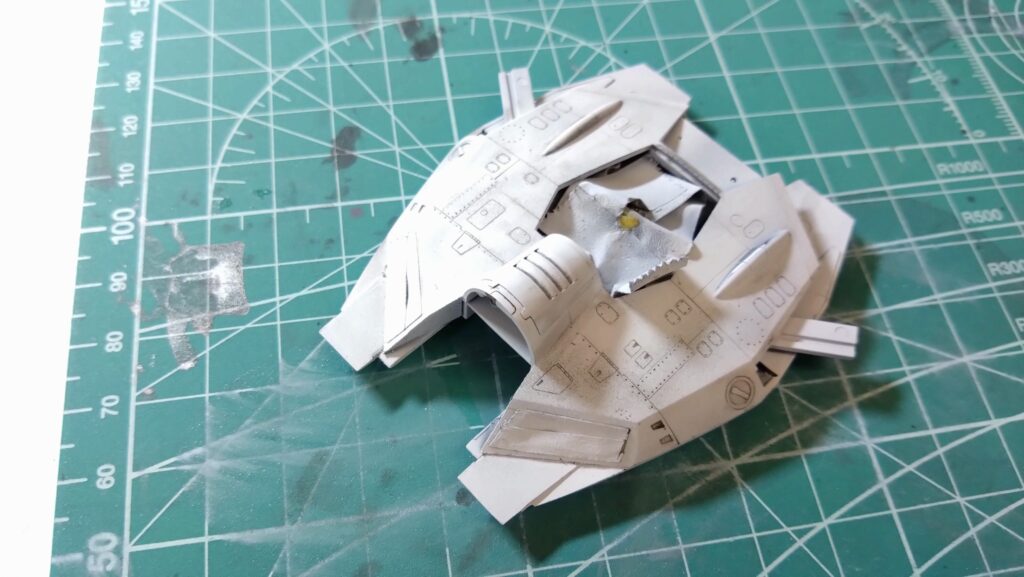 塗装面がザラザラになってしまいましたが、細いスジボリにスミ入れします。【キャラクターモデル作成】スケールモデル初心者が、ハセガワ（Hasegawa）の1/72 VF-1 スーパー/ストライク バルキリー（ファイター形態）を作成します。⑥（劇場版 超時空要塞マクロス 愛・おぼえていますか）の画像