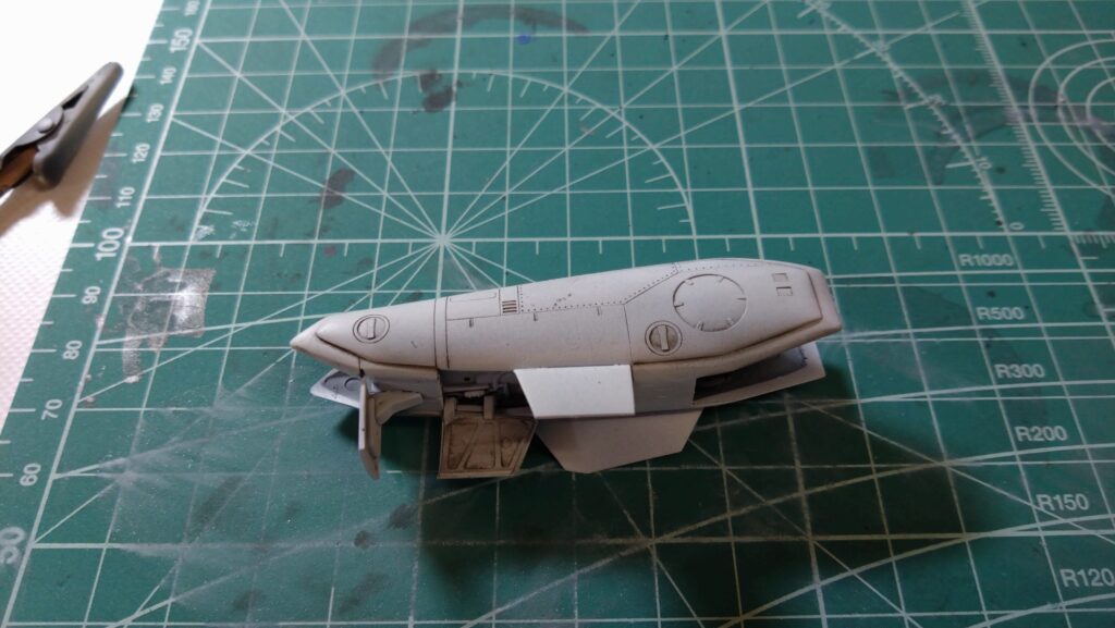 塗装面がザラザラになってしまいましたが、細いスジボリにスミ入れします。【キャラクターモデル作成】スケールモデル初心者が、ハセガワ（Hasegawa）の1/72 VF-1 スーパー/ストライク バルキリー（ファイター形態）を作成します。⑥（劇場版 超時空要塞マクロス 愛・おぼえていますか）の画像