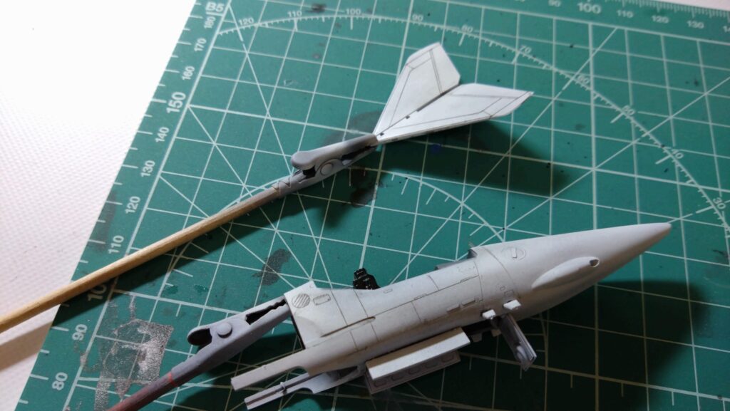 塗装面がザラザラになってしまいましたが、細いスジボリにスミ入れします。【キャラクターモデル作成】スケールモデル初心者が、ハセガワ（Hasegawa）の1/72 VF-1 スーパー/ストライク バルキリー（ファイター形態）を作成します。⑥（劇場版 超時空要塞マクロス 愛・おぼえていますか）の画像