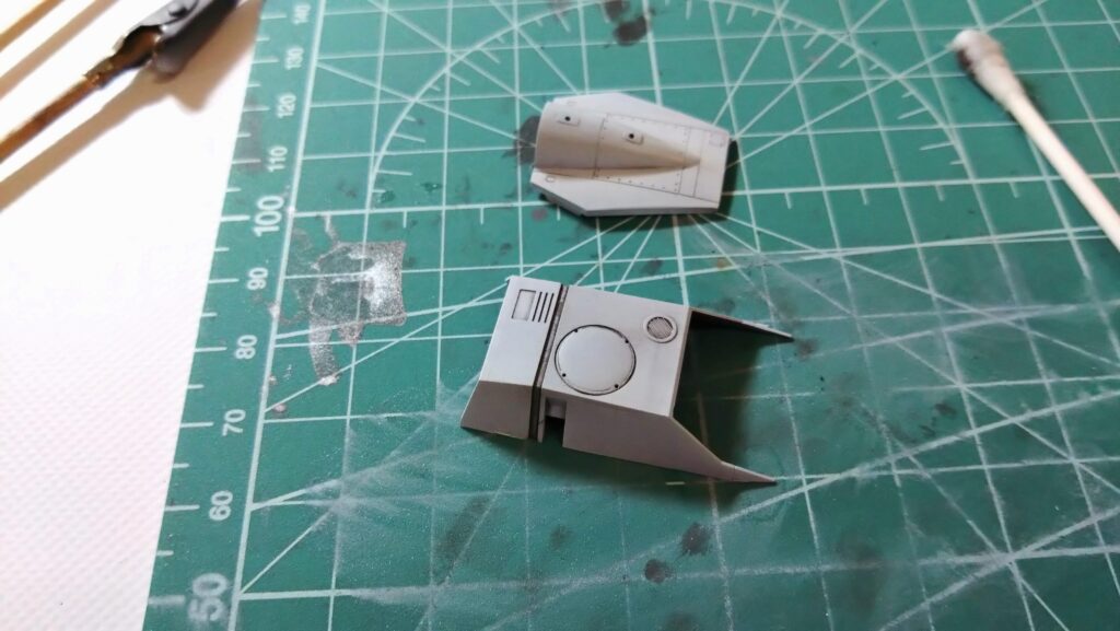 塗装面がザラザラになってしまいましたが、細いスジボリにスミ入れします。【キャラクターモデル作成】スケールモデル初心者が、ハセガワ（Hasegawa）の1/72 VF-1 スーパー/ストライク バルキリー（ファイター形態）を作成します。⑥（劇場版 超時空要塞マクロス 愛・おぼえていますか）の画像