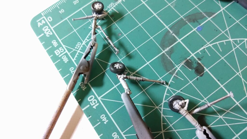 塗装面がザラザラになってしまいましたが、細いスジボリにスミ入れします。【キャラクターモデル作成】スケールモデル初心者が、ハセガワ（Hasegawa）の1/72 VF-1 スーパー/ストライク バルキリー（ファイター形態）を作成します。⑥（劇場版 超時空要塞マクロス 愛・おぼえていますか）の画像