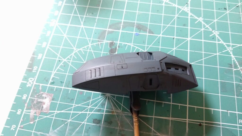 塗装面がザラザラになってしまいましたが、細いスジボリにスミ入れします。【キャラクターモデル作成】スケールモデル初心者が、ハセガワ（Hasegawa）の1/72 VF-1 スーパー/ストライク バルキリー（ファイター形態）を作成します。⑥（劇場版 超時空要塞マクロス 愛・おぼえていますか）の画像