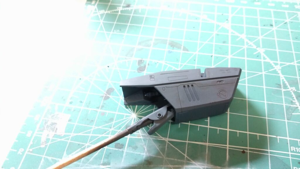 塗装面がザラザラになってしまいましたが、細いスジボリにスミ入れします。【キャラクターモデル作成】スケールモデル初心者が、ハセガワ（Hasegawa）の1/72 VF-1 スーパー/ストライク バルキリー（ファイター形態）を作成します。⑥（劇場版 超時空要塞マクロス 愛・おぼえていますか）の画像