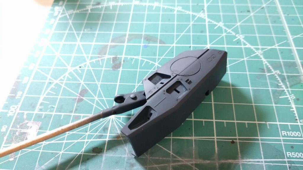 塗装面がザラザラになってしまいましたが、細いスジボリにスミ入れします。【キャラクターモデル作成】スケールモデル初心者が、ハセガワ（Hasegawa）の1/72 VF-1 スーパー/ストライク バルキリー（ファイター形態）を作成します。⑥（劇場版 超時空要塞マクロス 愛・おぼえていますか）の画像