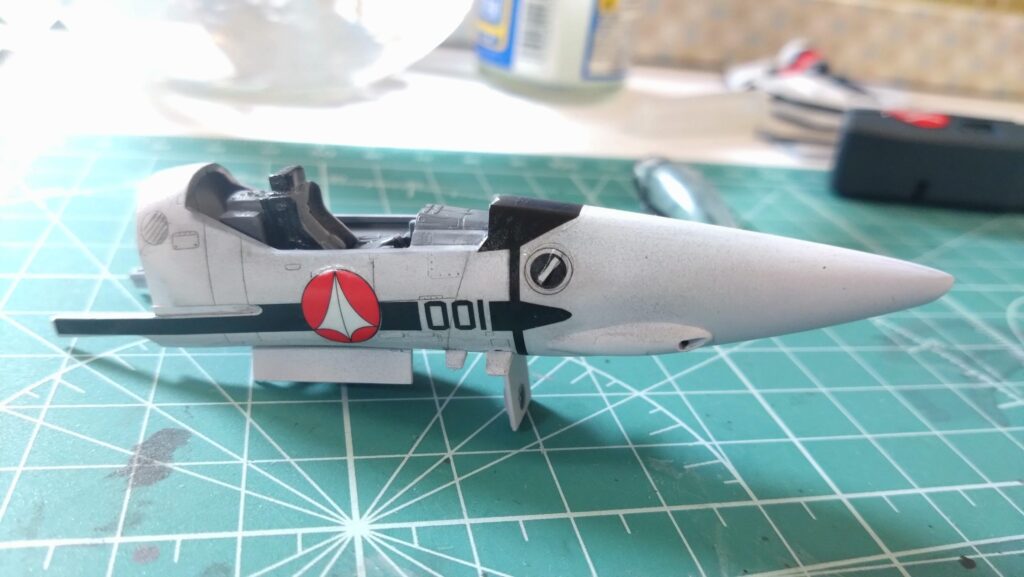 肝心かなめの水転写デカールを攻略します。スケールモデル初心者が、ハセガワ（Hasegawa）の1/72 VF-1 スーパー/ストライク バルキリー（ファイター形態）を作成します。⑦（劇場版 超時空要塞マクロス 愛・おぼえていますか）の画像