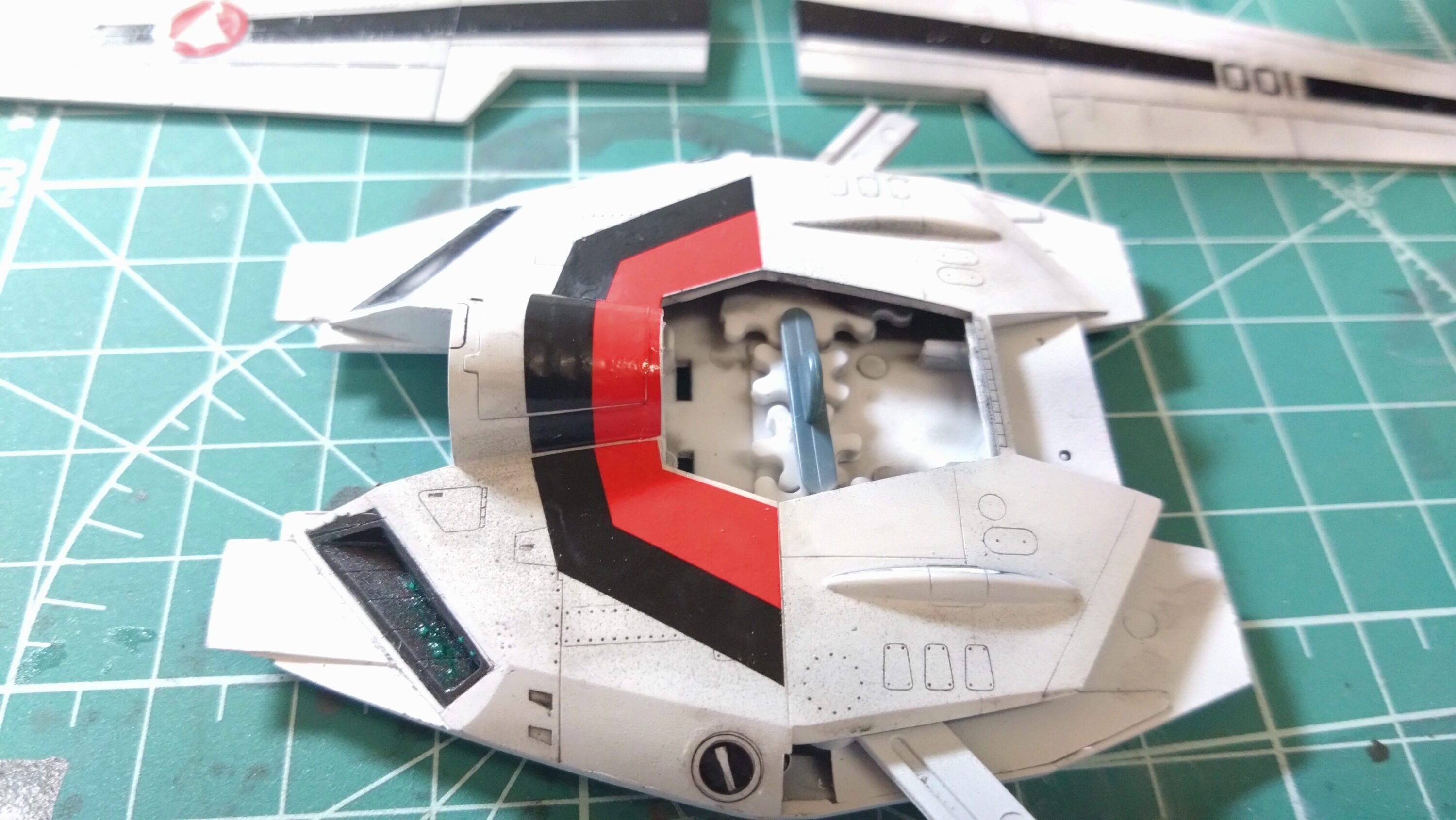 肝心かなめの水転写デカールを攻略します。スケールモデル初心者が、ハセガワ（Hasegawa）の1/72 VF-1 スーパー/ストライク バルキリー（ファイター形態）を作成します。⑦（劇場版 超時空要塞マクロス 愛・おぼえていますか）の画像