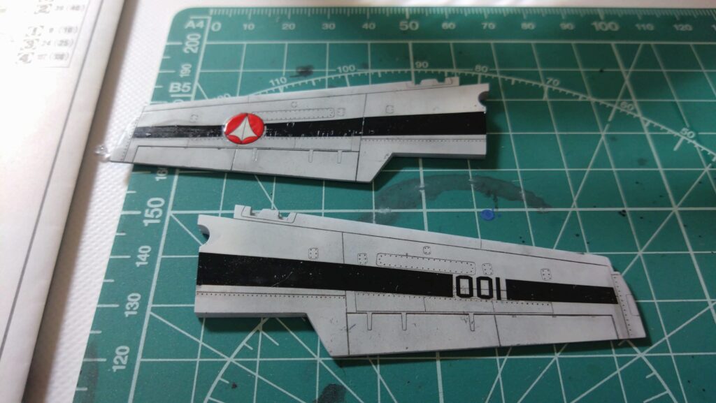 肝心かなめの水転写デカールを攻略します。スケールモデル初心者が、ハセガワ（Hasegawa）の1/72 VF-1 スーパー/ストライク バルキリー（ファイター形態）を作成します。⑦（劇場版 超時空要塞マクロス 愛・おぼえていますか）の画像