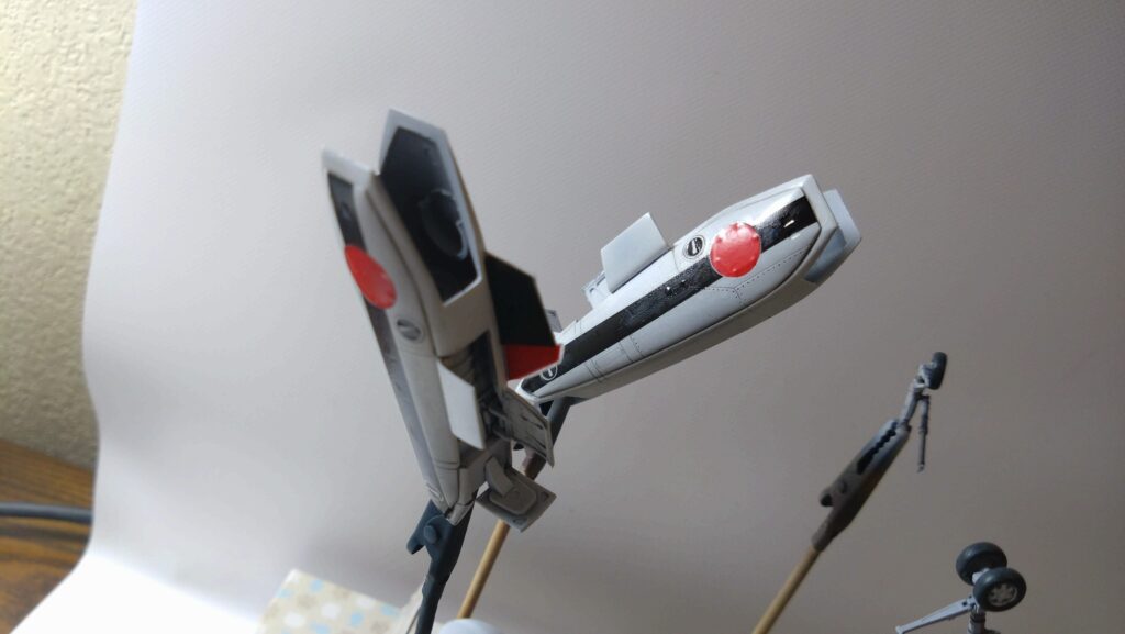 肝心かなめの水転写デカールを攻略します。スケールモデル初心者が、ハセガワ（Hasegawa）の1/72 VF-1 スーパー/ストライク バルキリー（ファイター形態）を作成します。⑦（劇場版 超時空要塞マクロス 愛・おぼえていますか）の画像