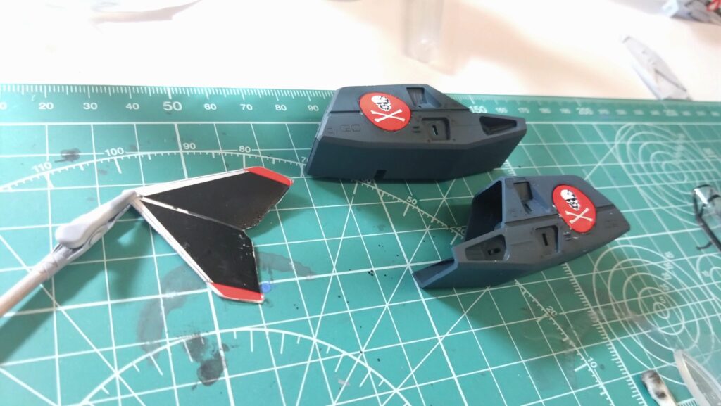 肝心かなめの水転写デカールを攻略します。スケールモデル初心者が、ハセガワ（Hasegawa）の1/72 VF-1 スーパー/ストライク バルキリー（ファイター形態）を作成します。⑦（劇場版 超時空要塞マクロス 愛・おぼえていますか）の画像