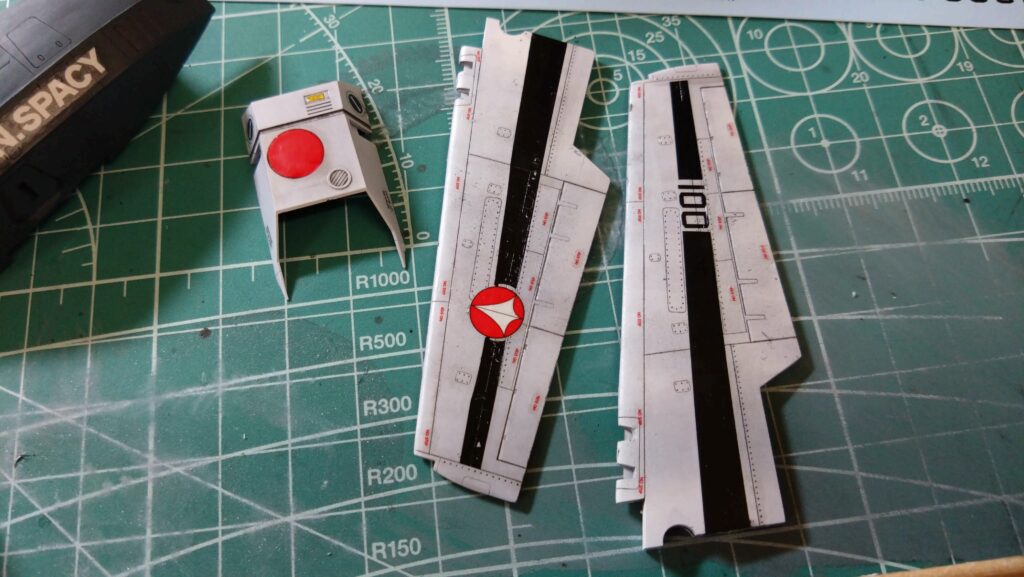 肝心かなめの水転写デカールを攻略します。スケールモデル初心者が、ハセガワ（Hasegawa）の1/72 VF-1 スーパー/ストライク バルキリー（ファイター形態）を作成します。⑦（劇場版 超時空要塞マクロス 愛・おぼえていますか）の画像