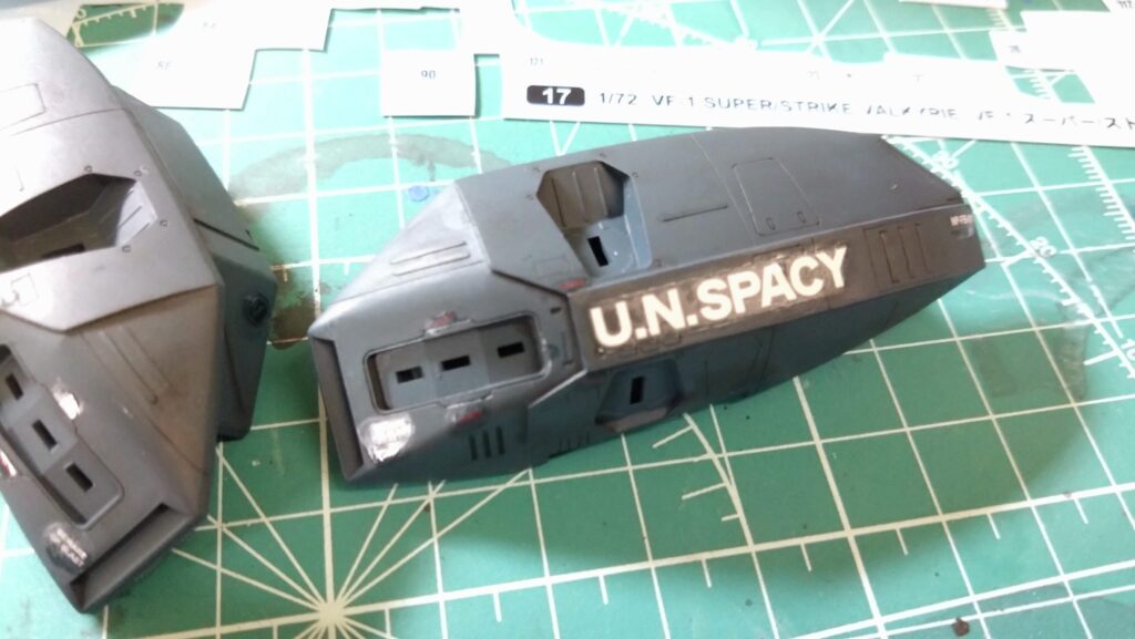 肝心かなめの水転写デカールを攻略します。スケールモデル初心者が、ハセガワ（Hasegawa）の1/72 VF-1 スーパー/ストライク バルキリー（ファイター形態）を作成します。⑦（劇場版 超時空要塞マクロス 愛・おぼえていますか）の画像