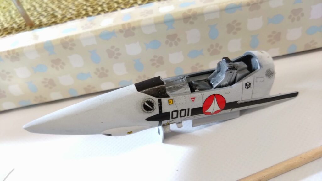 肝心かなめの水転写デカールを攻略します。スケールモデル初心者が、ハセガワ（Hasegawa）の1/72 VF-1 スーパー/ストライク バルキリー（ファイター形態）を作成します。⑦（劇場版 超時空要塞マクロス 愛・おぼえていますか）の画像