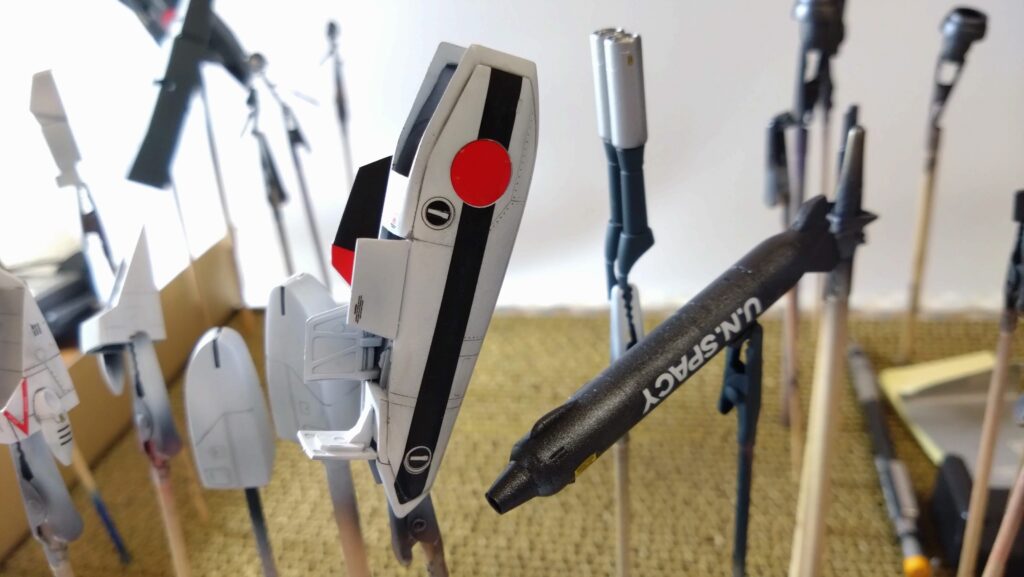 肝心かなめの水転写デカールを攻略します。スケールモデル初心者が、ハセガワ（Hasegawa）の1/72 VF-1 スーパー/ストライク バルキリー（ファイター形態）を作成します。⑦（劇場版 超時空要塞マクロス 愛・おぼえていますか）の画像