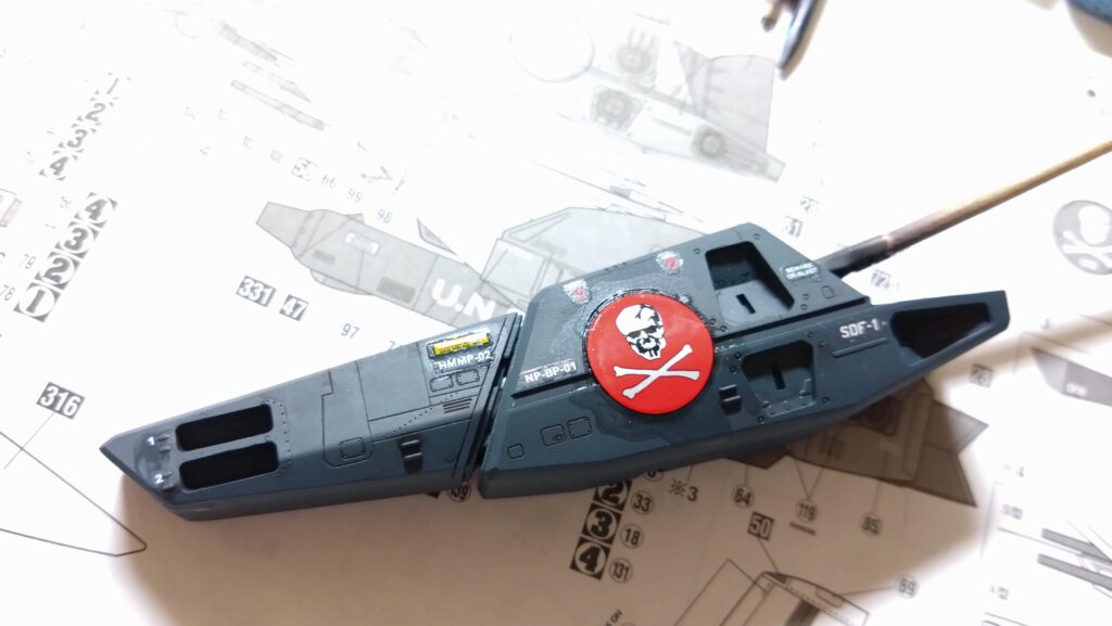 肝心かなめの水転写デカールを攻略します。スケールモデル初心者が、ハセガワ（Hasegawa）の1/72 VF-1 スーパー/ストライク バルキリー（ファイター形態）を作成します。⑦（劇場版 超時空要塞マクロス 愛・おぼえていますか）の画像