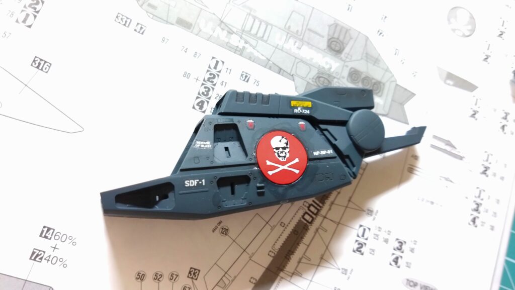 肝心かなめの水転写デカールを攻略します。スケールモデル初心者が、ハセガワ（Hasegawa）の1/72 VF-1 スーパー/ストライク バルキリー（ファイター形態）を作成します。⑦（劇場版 超時空要塞マクロス 愛・おぼえていますか）の画像