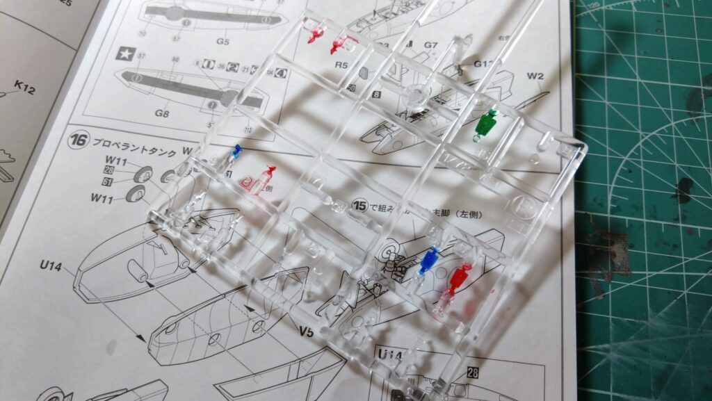 肝心かなめの水転写デカールを攻略します。スケールモデル初心者が、ハセガワ（Hasegawa）の1/72 VF-1 スーパー/ストライク バルキリー（ファイター形態）を作成します。⑦（劇場版 超時空要塞マクロス 愛・おぼえていますか）の画像