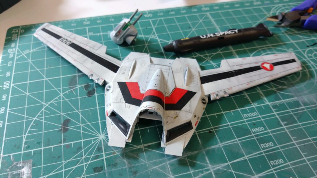 最終組み立てで完成です。スケールモデル初心者が、ハセガワ（Hasegawa）の1/72 VF-1 スーパー/ストライク バルキリー（ファイター形態）を作成します。⑧（劇場版 超時空要塞マクロス 愛・おぼえていますか）の画像