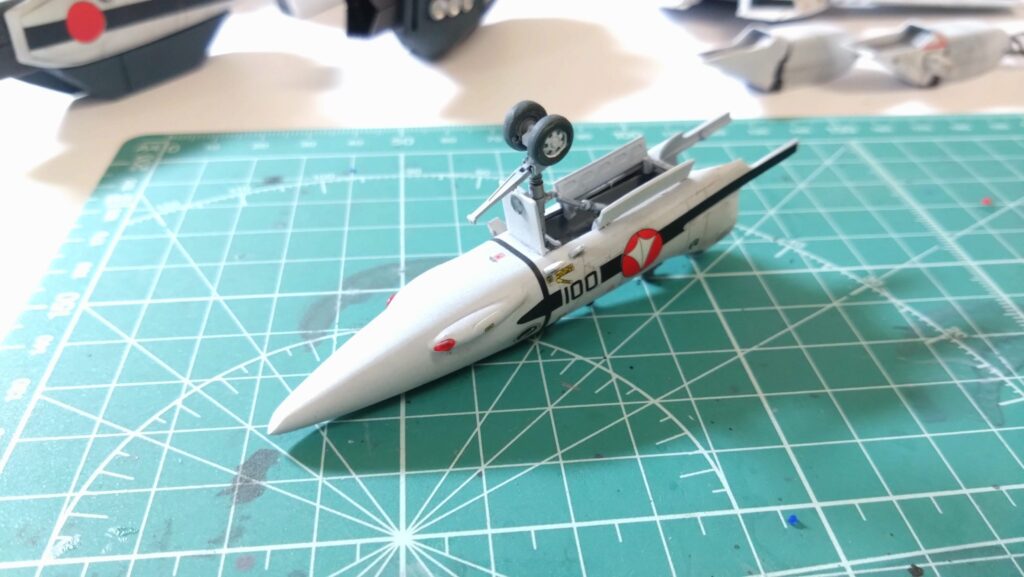 最終組み立てで完成です。スケールモデル初心者が、ハセガワ（Hasegawa）の1/72 VF-1 スーパー/ストライク バルキリー（ファイター形態）を作成します。⑧（劇場版 超時空要塞マクロス 愛・おぼえていますか）の画像
